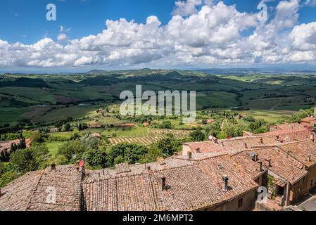 MONTEPULCIANO, TOSKANA, ITALIEN - MAI 17 : Blick auf die Landschaft des Val d'Orcia von Montepulciano Italien am 17. Mai 2013 Stockfoto