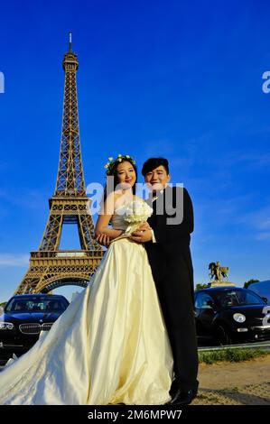 Paris (75) 7 et 16 ème Arrondissement, Tour Eiffel depuis les Jardins du Trocadéro, mariage de touristes chinois Stockfoto