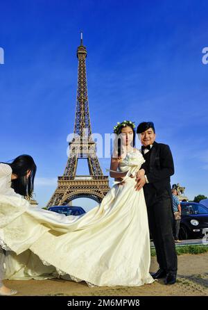 Paris (75) 7 et 16 ème Arrondissement, Tour Eiffel depuis les Jardins du Trocadéro, mariage de touristes chinois Stockfoto