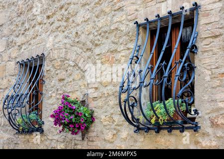 PIENZA, TOSKANA, ITALIEN - MAI 19 : schmiedeeiserne Sicherheitsriegel über Fenstern in Pienza Toskana am 19. Mai 2013 Stockfoto