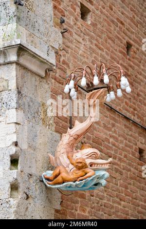 SIENA, TOSKANA, ITALIEN - MAI 18 : kunstvoll verzierte Leuchte in Siena Italien am 18. Mai 2013 Stockfoto