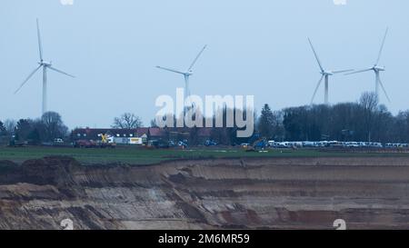 05. Januar 2023, Nordrhein-Westfalen, Jackerath: Blick auf das Braunkohlebergwerk Garzweiler II in der Nähe von Lützerath, wo das Energieunternehmen RWE mit Unterstützung der Polizei Vorbereitungen zur Räumung des Dorfes trifft. Foto: Rolf Vennenbernd/dpa Stockfoto