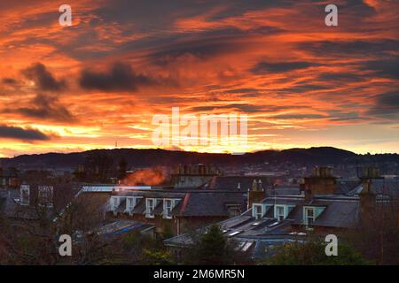 Edinburgh Scotland, Vereinigtes Königreich, 05. Januar 2023. WETTER: Sonnenaufgang über Edinburgh und den Pentland Hills. Live-Nachrichten von sst/alamy Stockfoto