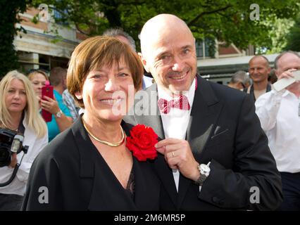 Bayreuth, Deutschland. 25. Juli 2015. Die ehemaligen Skifahrer Rosi Mittermaier und Christian Neureuther lächeln bei der Eröffnung des Bayreuth Festivals 104. Die deutsche SkiIkone Mittermaier ist tot. Die ehemalige Skifahrerin starb am Mittwoch 'nach einer schweren Krankheit' im Alter von 72 Jahren, ihre Familie gab Donnerstag bekannt. Kredit: Tobias Hase/dpa/Alamy Live News Stockfoto