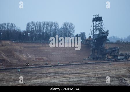 05. Januar 2023, Nordrhein-Westfalen, Jackerath: Blick auf das Braunkohlebergwerk Garzweiler II in der Nähe von Lützerath, wo das Energieunternehmen RWE mit Unterstützung der Polizei Vorbereitungen zur Räumung des Dorfes trifft. Foto: Rolf Vennenbernd/dpa Stockfoto