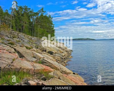 Granitfelsen an der Küste des Weißen Meeres. Stockfoto