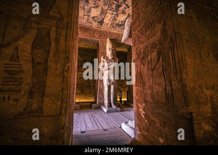 Abu Simbel, Ägypten - 16. November 2021: Im Inneren des großen alten ägyptischen Tempels von Ramses II. In Abu Simbel, Ägypten Stockfoto