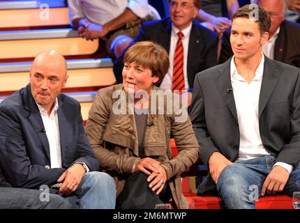 München, Deutschland. 02. Aug. 2010. Die ehemaligen Skifahrer Christian Neureuther (l-r) und Rosi Mittermaier sitzen mit ihrem Sohn Felix Neureuther auf einer Geburtstagsgala für Mittermaier zum 60. Geburtstag des Blickpunkt Sport-Programms des bayerischen Radios. Die deutsche SkiIkone Mittermaier ist tot. Die ehemalige Skifahrerin starb am Mittwoch 'nach einer schweren Krankheit' im Alter von 72 Jahren, ihre Familie gab Donnerstag bekannt. Kredit: Picture Alliance/dpa/Alamy Live News Stockfoto
