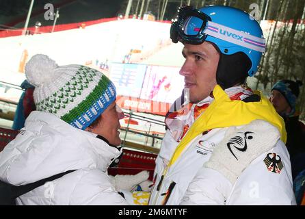 Krasnaja Poljana, Russland. 22. Februar 2014. Felix Neureuther und seine Mutter Rosi Mittermaier aus Deutschland nach dem Slalom-Lauf 2 im Rosa Khutor Alpine Center bei den Olympischen Spielen 2014 in Sotschi. Die deutsche SkiIkone Mittermaier ist gestorben. Die ehemalige Skifahrerin starb am Mittwoch 'nach einer schweren Krankheit' im Alter von 72 Jahren, ihre Familie gab Donnerstag bekannt. Kredit: Picture Alliance/dpa/Alamy Live News Stockfoto