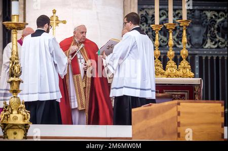 Vatikan. 05. Januar 2023. Vatikan. 05. Januar 2023. Papst Franziskus (M) liefert die Heiligen hinter dem Sarg des verstorbenen Papstes Emeritus Benedict XVI. Während der öffentlichen Bestattungsmesse für Papst Emeritus Benedict XVI. In St. Peter's Square . Papst Emeritus Benedict XVI. Starb am 31. Dezember 2022 im Vatikan im Alter von 95 Jahren. Kredit: Michael Kappeler/dpa Kredit: dpa Picture Alliance/Alamy Live News/dpa/Alamy Live News Kredit: dpa Picture Alliance/Alamy Live News Stockfoto