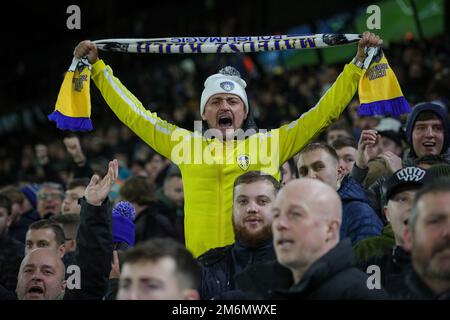 Ein Unterstützer von Leeds United jubelt sein Team an und hält seinen Schal während des Premier League-Spiels Leeds United gegen West Ham United in Elland Road, Leeds, Großbritannien, am 4. Januar 2023 (Foto von James Heaton/News Images) in Leeds, Großbritannien, am 1./4. Januar 2023. (Foto: James Heaton/News Images/Sipa USA) Stockfoto