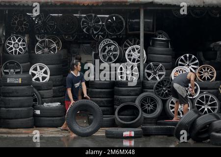 5. Januar 2023, Manila, Manila, Philippinen: Arbeiter reparieren Reifen in einer Autowerkstatt in der Innenstadt von Manila, da die Energiepreise inmitten einer Inflation hoch bleiben. Inmitten einer Inflation, die die allgemeinen Lebenshaltungskosten in die Höhe treibt, haben die Ölkonzerne in den südostasiatischen Inselnationen Anfang dieses Monats massive Preiserhöhungen eingeführt, während die Gespräche über Streitigkeiten zwischen Peking und Manila über das Südchinesische Meer voraussichtlich wieder aufgenommen werden. (Kreditbild: © Daniel Ceng Shou-Yi/ZUMA Press Wire) Stockfoto