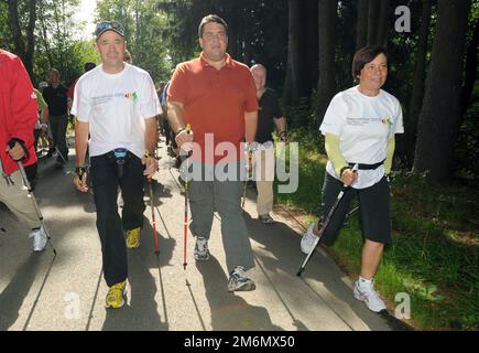 Bayerisch Eisenstein, Deutschland. 23. Aug. 2009. Die ehemaligen Skifahrer Rosi Mittermaier (r) und Christian Neureuther (l), die neben dem damaligen deutschen Umweltminister Sigmar Gabriel (M, SPD) beim Nordic Walking abgebildet sind. Die deutsche SkiIkone Mittermaier ist tot. Die ehemalige Skifahrerin starb am Mittwoch „nach einer schweren Krankheit“ im Alter von 72 Jahren, wie ihre Familie am Donnerstag ankündigte. Kredit: Armin Weigel/dpa/Alamy Live News Stockfoto