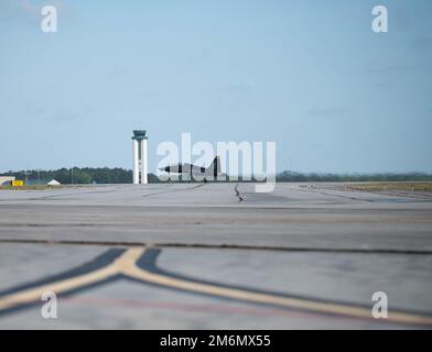 Ein T-38A Talon, das der 2. Fighter Training Squadron, Eglin Air Force Base, Florida, zugewiesen wurde, startet am Savannah Hilton Head International Airport, Georgia, 2. Mai 2022. Der 325. Kampfflügel schickte mehr als 200 Mitarbeiter und 22 Flugzeuge, um an Sentry Savannah teilzunehmen, einer Übung, die vom Air Dominance Center der Air National Guard ausgerichtet wurde. Stockfoto