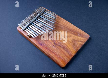 Traditioneller Kalimba aus Holz, isoliert auf Schwarz Stockfoto