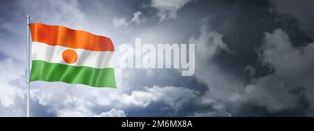 Die Niger-Flagge am wolkigen Himmel Stockfoto