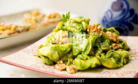 Pasta Pesto. Pesto ist ein typisches Gewürz oder eine Sauce aus Ligurien. Sein Hauptbestandteil ist Basilikum oder besser Genovesisches Basilikum. Stockfoto