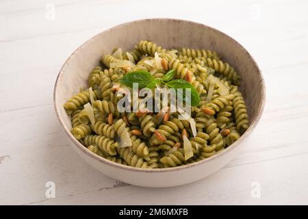 Pasta Pesto. Pesto ist ein typisches Gewürz oder eine Sauce aus Ligurien. Sein Hauptbestandteil ist Basilikum oder besser Genovesisches Basilikum. Stockfoto