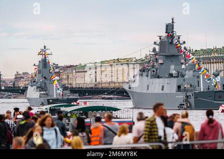 Russland, St. Petersburg, 28. Juli 2022: Viele Kriegsschiffe fahren entlang der Newa unter offenen Brücken zur Zeit der Probe Stockfoto