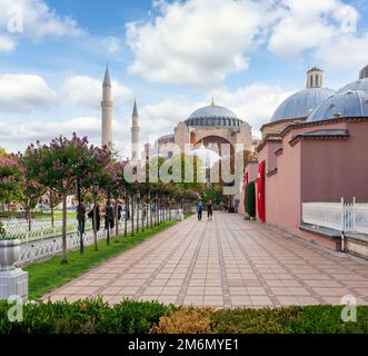 Istanbul, Türkei - August 30 2022: Hagia Sophia oder Ayasofya, früher eine griechisch-orthodoxe Kirche, derzeit eine Moschee, und Hagia Sophia Hurrem Sultan Bathhouse, das sich auf dem Sultanahmet Platz befindet Stockfoto