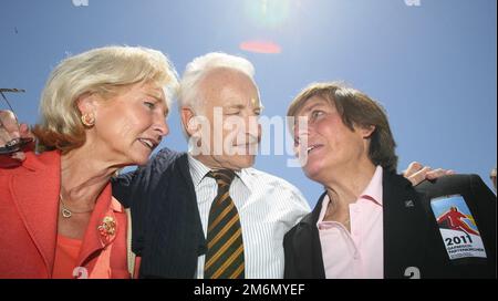 Vilamoura, Portugal. 25. Mai 2006. Bayerns Premierminister Edmund Stoiber (m) und seine Frau Karin (l) unterhalten sich mit Rosi Mittermaier (r) an einem Strand in der Nähe von Faro, um die Marktstadt Garmisch-Partenkirchen für die Skiweltmeisterschaften 2011 vorzustellen. Garmisch-Partenkirchen bietet neben dem österreichischen Ferienort Schladming vor der FIS an, die Alpenweltmeisterschaft 2011 auszurichten. Die deutsche SkiIkone Mittermaier ist tot. Die ehemalige Skifahrerin starb am Mittwoch 'nach einer schweren Krankheit' im Alter von 72 Jahren, ihre Familie gab Donnerstag bekannt. Kredit: Peter Kneffel/dpa/Alamy Live News Stockfoto