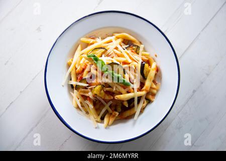 Pasta alla norma. Die Pasta alla Norma ist ein traditionelles Pasta-Gericht der sizilianischen Küche, das in der italienischen Stadt Catania sehr gefeiert wird Stockfoto