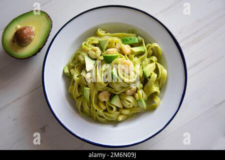 Tagliatelle mit Avocado-Sauce und Garnelen. Stockfoto