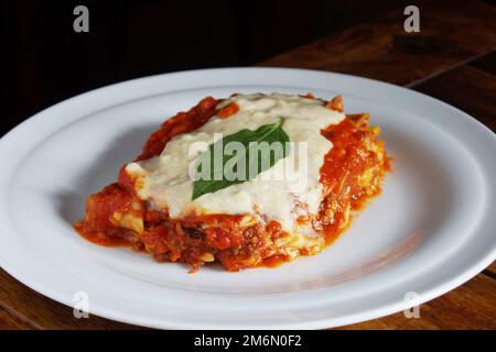 Lasagne mit Fleisch und Tomaten. Lasagne ist eine Art von Pasta. Es wird in der Regel in überlappenden Blättern serviert, die mit Schichten von Zutaten zum Abschmecken durchzogen sind. Stockfoto