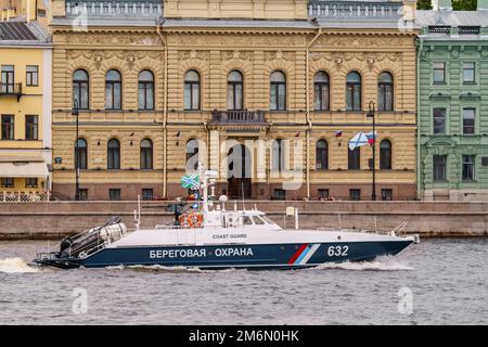 Russland, St. Petersburg, 28. Juli 2022: Viele Kriegsschiffe fahren entlang der Newa unter offenen Brücken zur Zeit der Probe Stockfoto