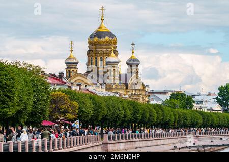 Russland, St. Petersburg, 31. Juli 2022: Viele Menschen während der Feier des Navy-Tages, Kirche der Annahme der Seligen Stockfoto