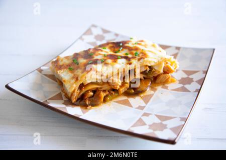 Hühnerlasagne. Lasagne ist eine Art von Pasta. Es wird in der Regel in überlappenden Blättern serviert, die mit Schichten von Zutaten zum Abschmecken durchzogen sind. Stockfoto