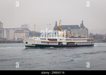 4. Januar 2023: Blick auf die Fähre während der Fahrt von der Küste Kadikoys mit dem historischen Bahnhof Haydarpasa im Hintergrund in Istanbul, Turkiye am 4. Januar 2023. Kadikoy, bekannt in der klassischen Antike und während der römischen und byzantinischen Epoche als Chalcedon, ist ein großes, bevölkerungsreiches und kosmopolitisches Viertel auf der asiatischen Seite von Istanbul, am nördlichen Ufer des Marmaramees. (Bild: © Tolga Ildun/ZUMA Press Wire) Stockfoto