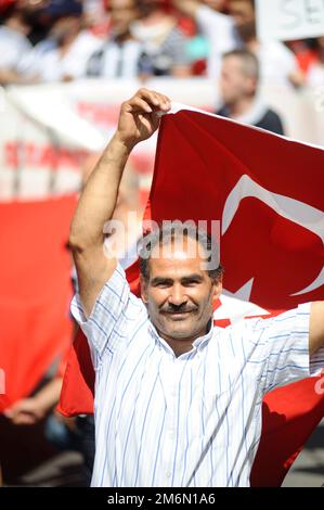 Wien, Österreich. 23. Juni 2013. Nach Angaben der Behörden demonstrierten am Sonntag in Wien mehr als 8.000 Menschen für den türkischen Ministerpräsidenten Recep Tayyip Erdogan Stockfoto