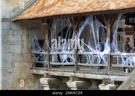 Spinnennetz-Halloween-Dekoration im alten Gebäude Stockfoto