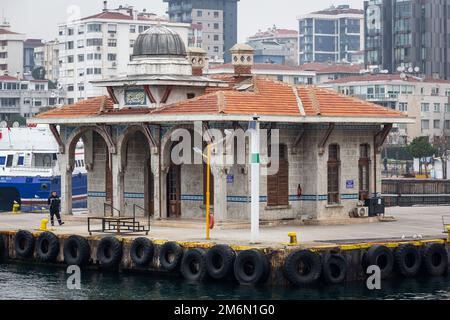 4. Januar 2023: Blick auf den historischen Fährhafen Bostanci an den Grenzen der Kadikoy-Küste in Istanbul, Turkiye, am 4. Januar 2023. Kadikoy, bekannt in der klassischen Antike und während der römischen und byzantinischen Epoche als Chalcedon, ist ein großes, bevölkerungsreiches und kosmopolitisches Viertel auf der asiatischen Seite von Istanbul, am nördlichen Ufer des Marmaramees. (Bild: © Tolga Ildun/ZUMA Press Wire) Stockfoto