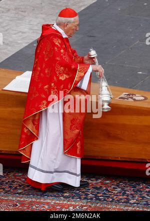 Kardinal Giovanni Battista Re Segnet Den Sarg Von Papst Emeritus