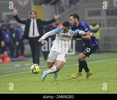 Giacomo Raspadori von SSC Napoli und Hakan Calhanoglu vom FC Inter während der italienischen Serie A, Fußballspiel zwischen FC Inter und SSC Napoli am 04. Januar 2023 im Stadion San Siro, Mailand, Italien. Foto: Nderim Kaceli Stockfoto