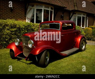 1932 Ford 3 Fenstercoupé in Bonbonrot Stockfoto