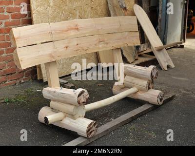 Holzsockel aus massiven Stamm- und Stammteilen, rustikaler Stamm-Montagetisch ohne Sitzteil Stockfoto