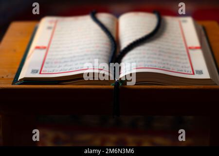 Islamisches Hintergrundfoto. Unschärfe am heiligen Koran und Rosenkranz auf dem Rednerpult. Ramadan oder kandil oder Laylat al-qadr oder kadir gecesi Konzeptfoto. Stockfoto