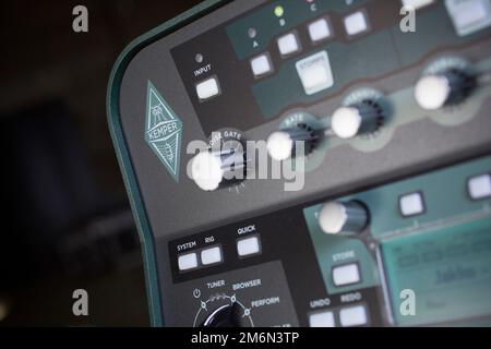 Ein Kemper Profiler, der von Jakko Jakszyk in seinem Gitarrensetup verwendet wurde, fotografiert in den Elstree Studios in London. Stockfoto