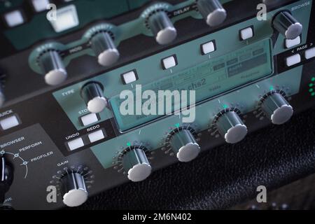 Ein Kemper Profiler, der von Jakko Jakszyk in seinem Gitarrensetup verwendet wurde, fotografiert in den Elstree Studios in London. Stockfoto