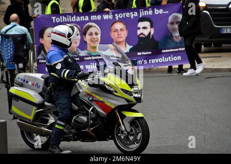 Marseille, Frankreich. 30. Dezember 2022. Polizeibeamter auf Wache während der Demonstration. Die kurdische Gemeinde Marseille demonstriert nach den Schüssen, die am 23. Dezember 2022 in der Nähe eines kurdischen Kulturzentrums in Paris abgefeuert wurden und 6 Opfer, darunter 3 Tote, zurückließen. (Kreditbild: © Gerard Bottino/SOPA Bilder über ZUMA Press Wire) Stockfoto