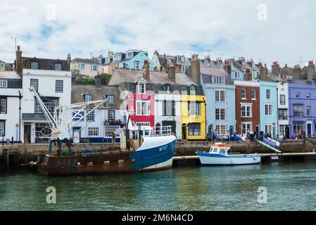 Weymouth Harbour, Dorset, Vereinigtes Königreich: Ein geschäftiger kleiner Hafen, in dem kommerzielle Fischereifahrzeuge am Kai vor Anker liegen Stockfoto