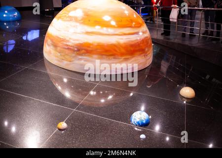 MOSKAU - 29. November 2022. Verschiedene Ausstellungen des Museums. Das Moskauer Planetarium ist eines der größten der Welt und das älteste Planetarium in Ru Stockfoto