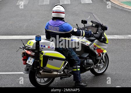 Marseille, Frankreich. 30. Dezember 2022. Polizeibeamter auf Wache während der Demonstration. Die kurdische Gemeinde Marseille demonstriert nach den Schüssen, die am 23. Dezember 2022 in der Nähe eines kurdischen Kulturzentrums in Paris abgefeuert wurden und 6 Opfer, darunter 3 Tote, zurückließen. (Kreditbild: © Gerard Bottino/SOPA Bilder über ZUMA Press Wire) Stockfoto