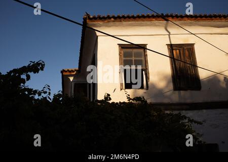 Alte türkische Holzfenster, alte Fenster im Haus. Klassisch. Horizontales Foto. Stockfoto