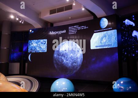 MOSKAU - 29. November 2022. Verschiedene Ausstellungen des Museums. Das Moskauer Planetarium ist eines der größten der Welt und das älteste Planetarium in Ru Stockfoto