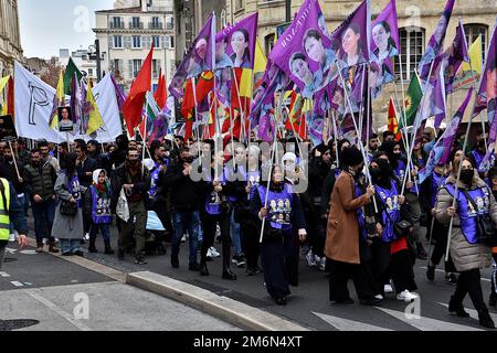 Marseille, Frankreich. 30. Dezember 2022. Kurdische Demonstranten halten während der Demonstration Flaggen. Die kurdische Gemeinde Marseille demonstriert nach den Schüssen, die am 23. Dezember 2022 in der Nähe eines kurdischen Kulturzentrums in Paris abgefeuert wurden und 6 Opfer, darunter 3 Tote, zurückließen. (Kreditbild: © Gerard Bottino/SOPA Bilder über ZUMA Press Wire) Stockfoto