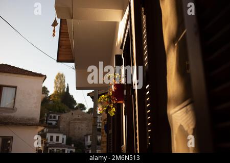 Gefüllte Geranien draußen auf den Jalousien im Sonnenlicht im Hintergrund von Selcuk Stockfoto